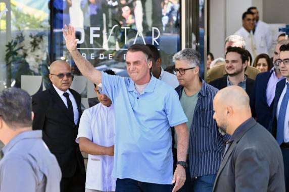 Ex-presidente estava hospitalizado desde 13 de abril para tratar de uma desobstrução intestinal