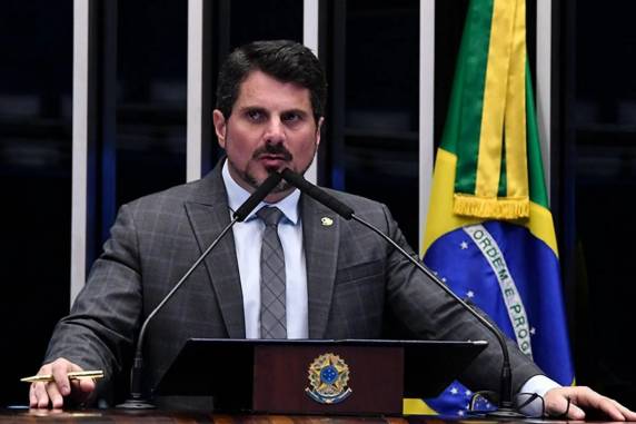 Medidas cautelares já haviam sido impostas ao senador pelo ministro Alexandre de Moraes; Parlamentar viajou para Orlando, nos Estados Unidos, durante o recesso, sem autorização