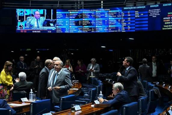 Atualmente, os oito anos começam a contar após o fim do mandato, o que pode estender o prazo para mais de 15 anos. Projeto aprovado antecipa o início da contagem para a condenação ou a renúncia