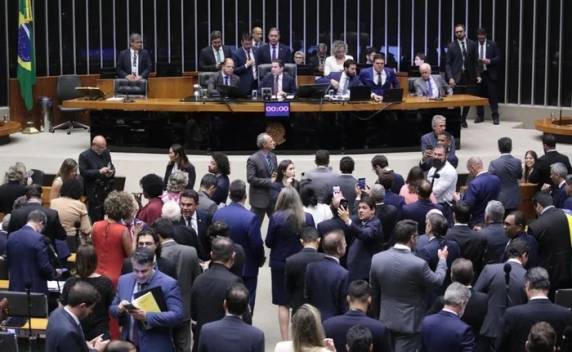 Decisão permite que o projeto seja pautado e apreciado em plenário sem análise prévia das comissões temáticas