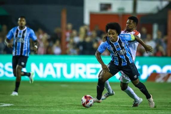 Com time misto, o Tricolor conquistou a vitória com gols de Carlos Vinícius e Edenilson