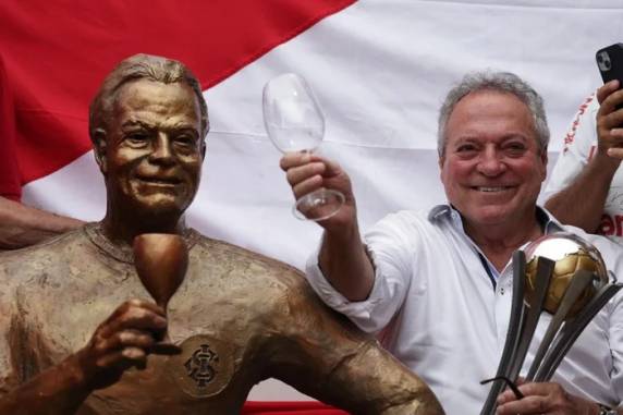 Monumento em homenagem ao ídolo colorado foi idealizado por torcedores e conselheiros