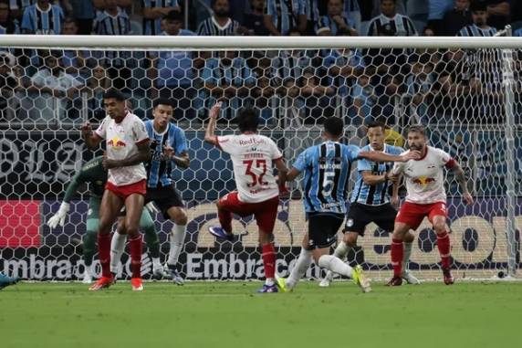 Tricolor abriu o placar com Carlos Vinícius, mas levou gol de Rodriguinho no segundo tempo