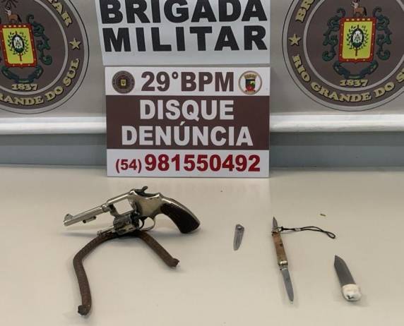 Caso ocorreu no final da manhã desta segunda-feira (23), no bairro São Geraldo; Brigada Militar apreendeu um revólver calibre .22 e um canivete com dois menores de idade