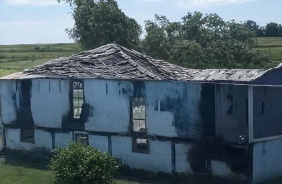 Fogo de grandes proporções atingiu propriedade rural e mobilizou bombeiros durante a madrugada