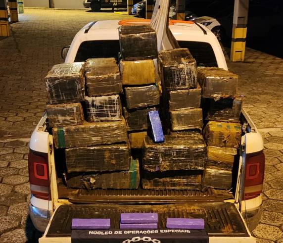 Criminoso abandonou picape com carga de entorpecente em área urbana após fugir de abordagem na rodovia.