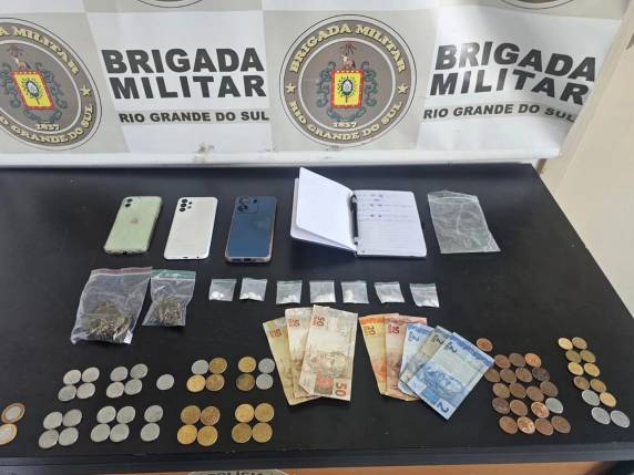 Brigada Militar apreende entorpecentes, dinheiro e celulares durante abordagem