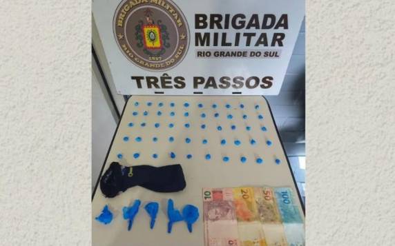 Suspeito foi abordado pela ROCAM no Bairro Padre Gonzales com 50 buchas de cocaína e dinheiro em espécie