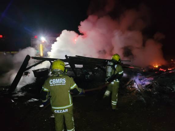 Casa de madeira foi totalmente consumida pelas chamas; suspeita é de incêndio criminoso