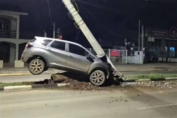 Motorista foge após colisão que destruiu poste em São Gabriel