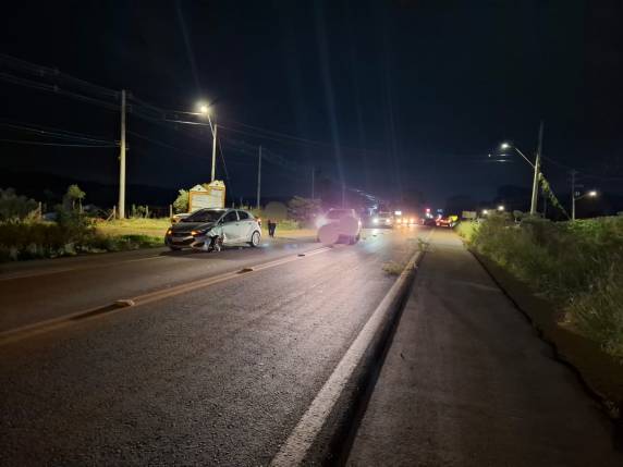 Colisão ocorreu no início da noite desta sexta-feira (1º) e resultou apenas em danos materiais