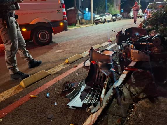 Acidente ocorreu na noite deste sábado (02), na Rua Guilherme Timm, e mobilizou equipes de socorro