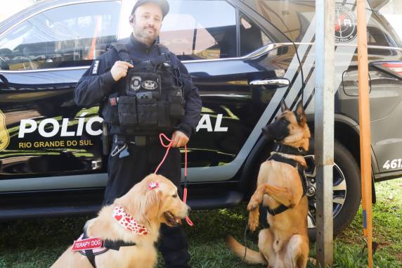 Apresentações com cães da Polícia Penal e ações interativas destacam o trabalho do canil da 3ª Região Penitenciária na Fenasoja 2026, unindo entretenimento e conscientização ao público visitante.
