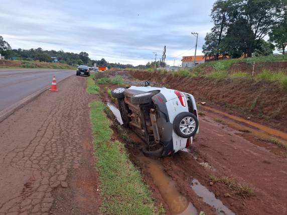 Acidente com danos materiais foi registrado no início da manhã desta segunda-feira (04), em frente à Expresso São Miguel