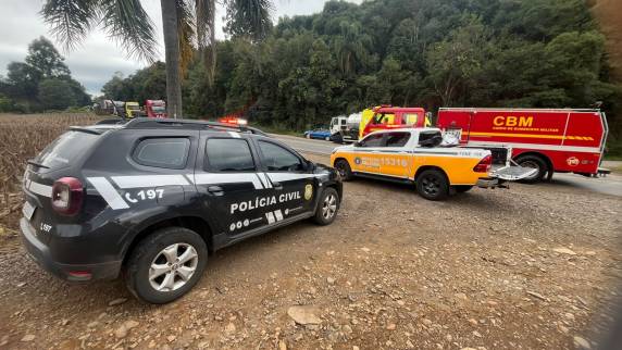 Acidente envolveu caminhão de laticínios e van de entregas; vítima fatal ainda não foi identificada