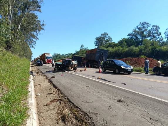 Colisão entre caminhonete e caminhão deixa uma mulher morta no local