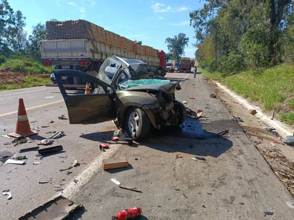 Colisão entre caminhonete e caminhão deixa uma mulher morta no local