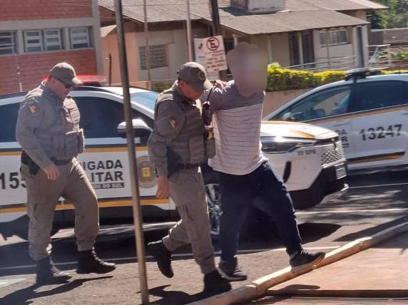 Homem foi localizado no bairro Lambari após ação rápida da polícia; vítima sofreu ferimento na cabeça e foi encaminhada para atendimento médico