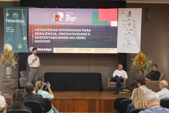 Irrigação e sustentabilidade no agro gaúcho foram pauta de encontro realizado durante a Fenasoja 2026, em Santa Rosa. O evento reuniu autoridades e especialistas para debater estratégias que garantam mais resiliência, produtividade e segurança ao produtor rural diante dos impactos da estiagem.