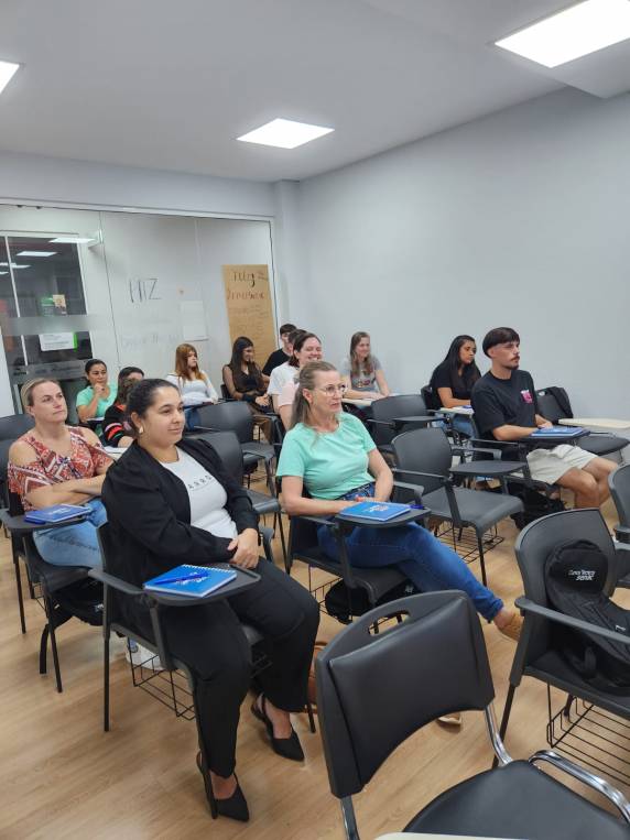 Formação profissional gratuita busca ampliar oportunidades no mercado de trabalho e preparar alunos para atuação em diversas áreas da gestão empresarial
