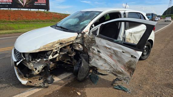 Motorista sofre mal súbito e veículo fica destruído após colisão na BR-285 entre Passo Fundo e Carazinho
