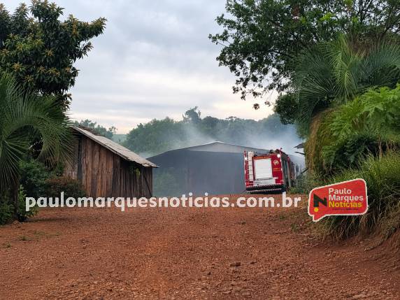 Fogo destruiu parte de pilha de lenha e danificou a estrutura do telhado; não houve feridos