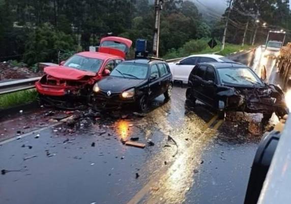 Colisão mobilizou equipes do Corpo de Bombeiros e da Guarda Municipal na manhã desta sexta-feira; vítimas ficaram presas às ferragens