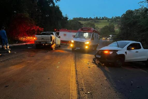 De acordo com a PRF, uma Ranger invadiu a pista contrária e colidiu de frente com um Gol; outros dois veículos que estavam atrás acabaram atingidos. Um homem está em estado grave