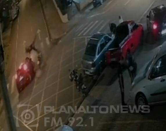 Câmeras de videomonitoramento registraram o momento do acidente no bairro Berthier; vítima foi socorrida pelo SAMU e encaminhada ao hospital