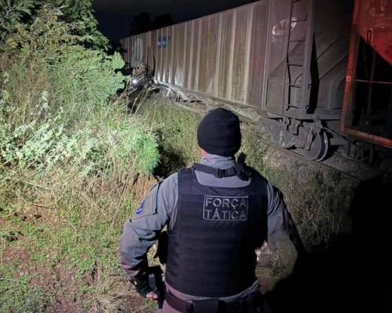 Vítima ainda não identificada foi atingida por composição férrea entre os bairros Abegay e Benjamin Nott na noite deste sábado (09)