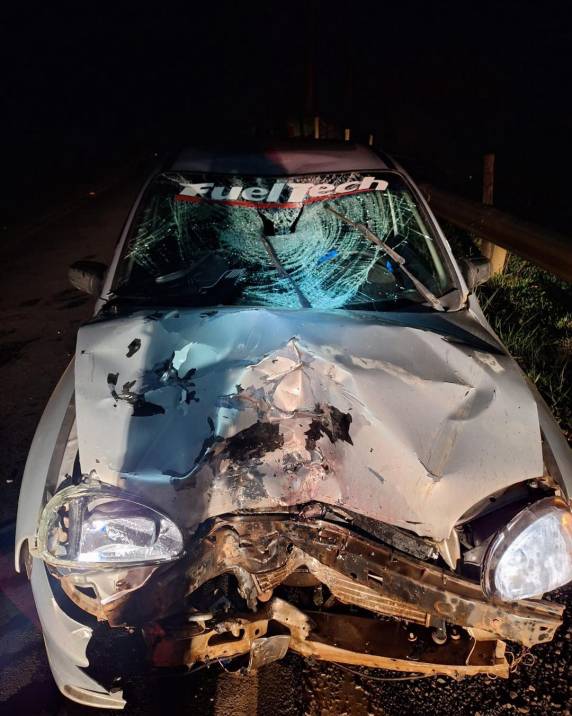 Acidente ocorreu na madrugada deste domingo (10) e envolveu um carro e uma motocicleta no km 120 da rodovia