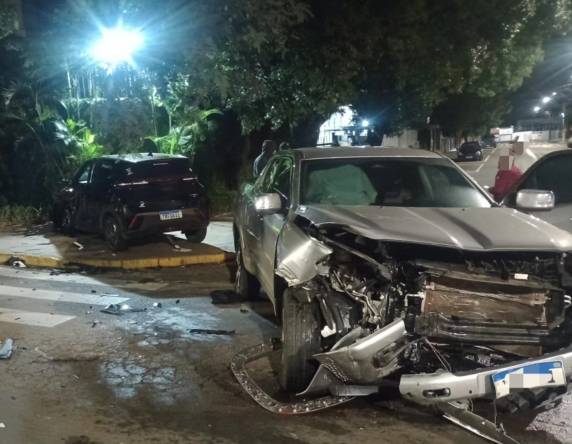 Colisão entre caminhonete e carro elétrico deixou motorista ferido e causou perda total dos veículos na Vila Rodrigues