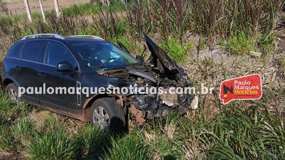 Passageira ficou presa no veículo após a batida, mas recusou atendimento médico no local