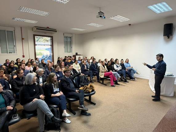 Palestra promovida pelo Hospital Vida & Saúde reuniu profissionais da Enfermagem e representantes do Cofen e Coren-RS para debater os pilares essenciais do cuidado em saúde durante a Semana da Enfermagem.