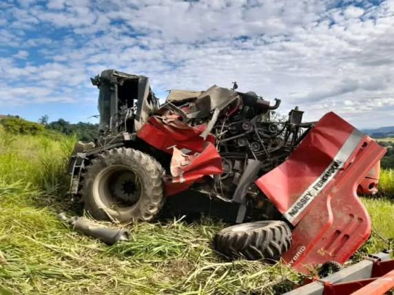 Homem de 36 anos sofreu cortes e escoriações após perder o controle da máquina agrícola em área de declive na Linha Santo Antônio