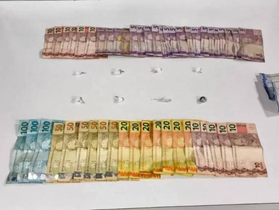 Suspeitos foram flagrados em ponto conhecido pela comercialização de entorpecentes; dinheiro e drogas foram apreendidos