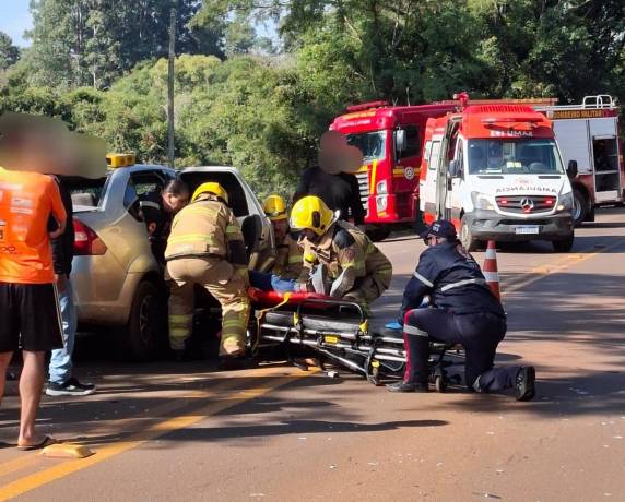 Colisão ocorreu na localidade de Itaí, próximo à ponte, na manhã desta sexta-feira (15); vítima foi socorrida pelo SAMU e Corpo de Bombeiros