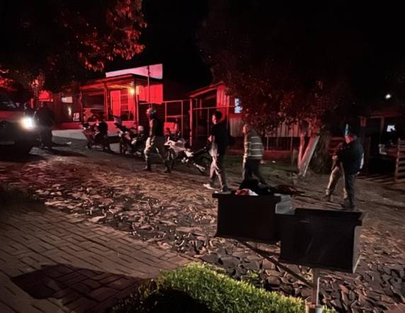 Crime ocorreu na noite de sexta-feira (15) e deixou outra pessoa ferida; Polícia Civil investiga o caso
