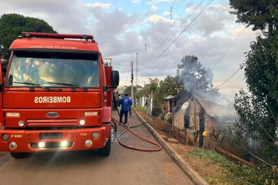 Morador de 87 anos foi internado devido a intoxicação pela fumaça
