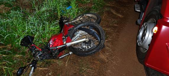 Colisão entre carro e motocicleta foi registrada por volta das 5h30min deste domingo (17), na Linha 13 de Maio