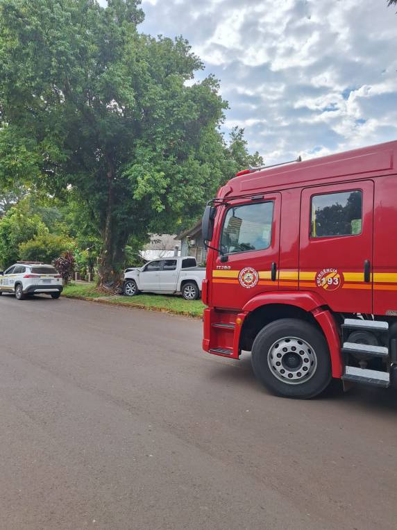 Acidente ocorreu na manhã deste domingo (17), na Rua Bento Martins; duas crianças foram levadas à UPA por populares antes da chegada do socorro