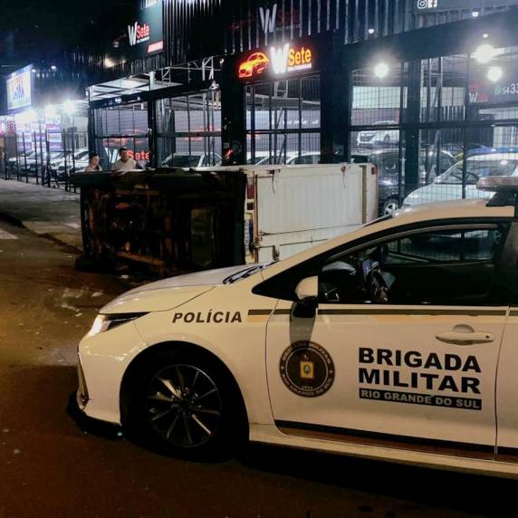 Condutor perdeu o controle da direção durante conversão e acidente ocorreu em frente a uma viatura da Brigada Militar