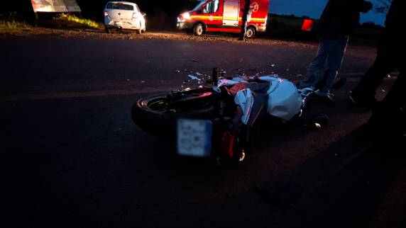 Colisão entre motocicleta Honda CB300 e automóvel Gol ocorreu próximo ao trevo de acesso principal da cidade na noite deste domingo (17)