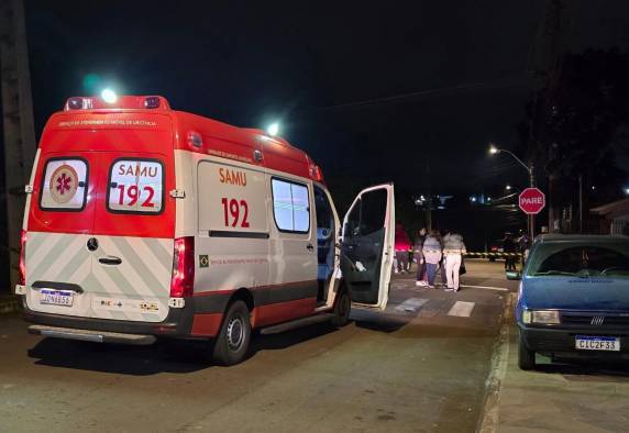 Vítima identificada como Mateus Salazar morreu no local após ataque de dois atiradores; veículo incendiado pode ter ligação com o crime e Polícia Civil investiga o caso.