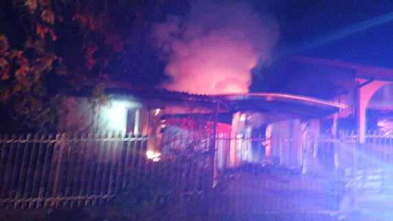 Corpo de Bombeiros controlou as chamas e evitou que o fogo se espalhasse para casas vizinhas; ninguém ficou ferido